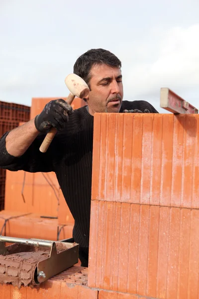 Mann prallt mit Schläger gegen Mauer — Stockfoto