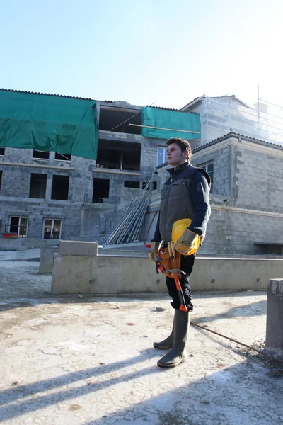 建設現場に立っている若い煉瓦工 — ストック写真