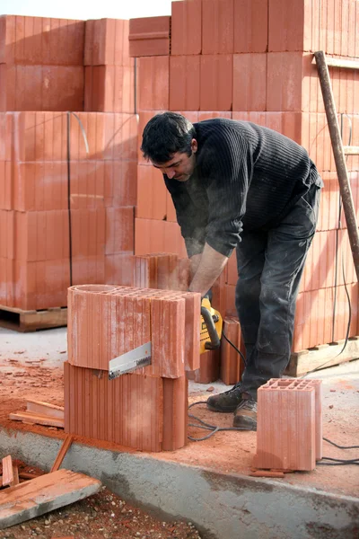 Builder cutting blocks to size — Stock Photo, Image
