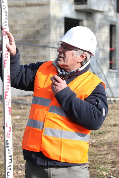 Experienced construction site surveyor — Stock Photo, Image
