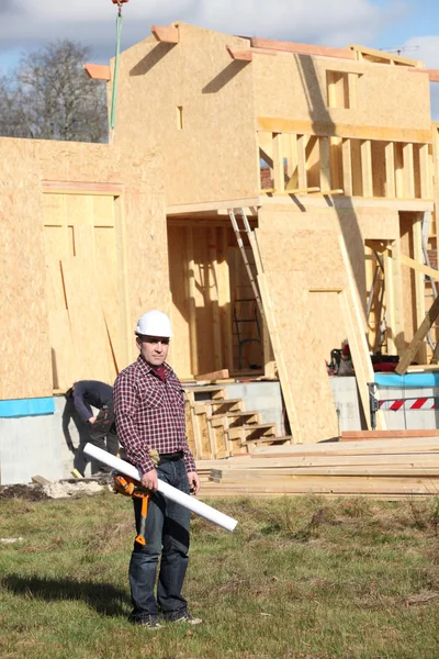 Architecte debout près de la maison en bois — Photo