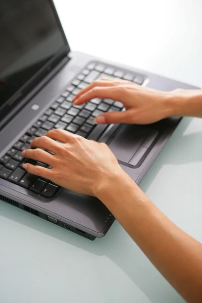 Zbliżenie kobiety wpisując na klawiaturze — Zdjęcie stockowe