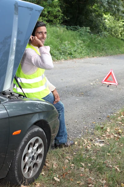 Mann telefoniert nach Autopanne — Stockfoto