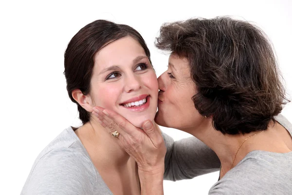 Anne kızı öpüşme — Stok fotoğraf