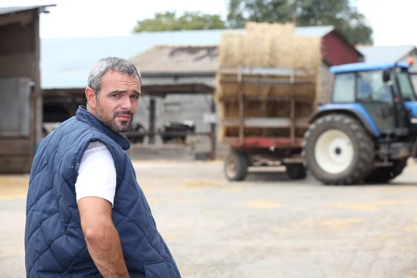 Landwirt neben seinem Traktor — Stockfoto
