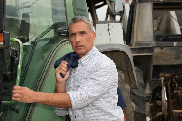 Mann mit Traktor — Stockfoto