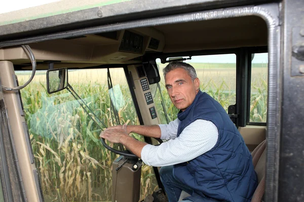 Agriculteur conduisant un tracteur — Photo