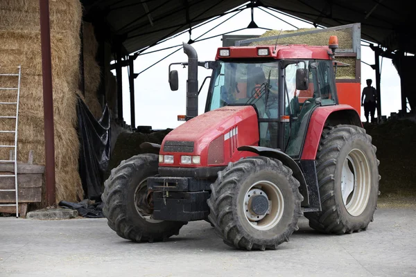 Tractor en una granja — Foto de Stock