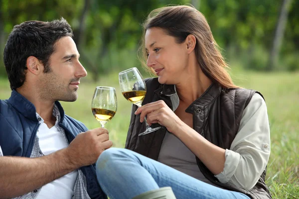 Paar bemonstering wijn terwijl een bezoek aan wijngaard — Stockfoto