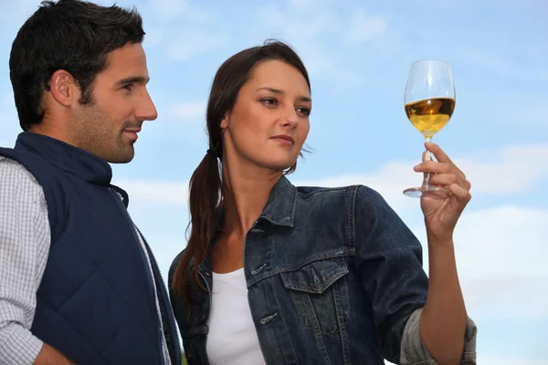 Mujer con bebida al lado del hombre —  Fotos de Stock