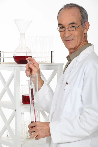 Científico masculino en laboratorio — Foto de Stock