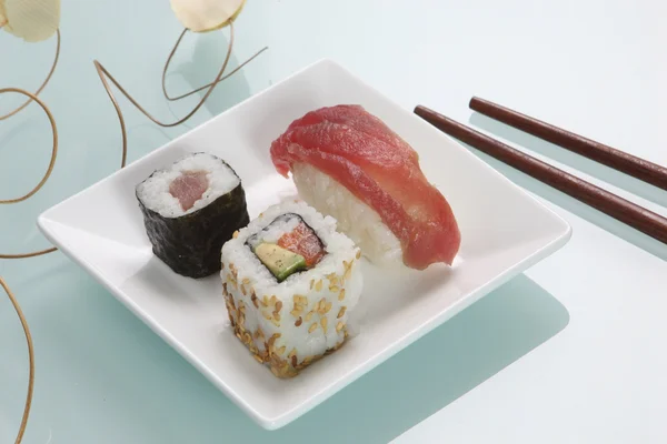 Väl presenterad sushi maträtt — Stockfoto