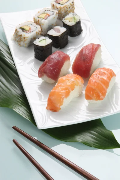 Sushi na talerzu — Zdjęcie stockowe