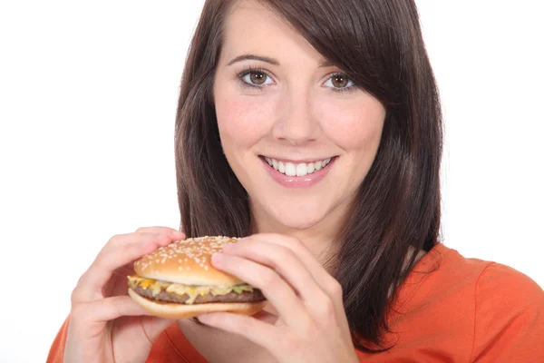 Νεαρή γυναίκα τρώει burger — Φωτογραφία Αρχείου