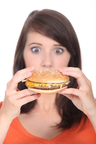 Surprise devant un hamburger — Photo