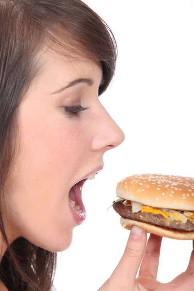 Teenager Mädchen isst einen Hamburger — Stockfoto