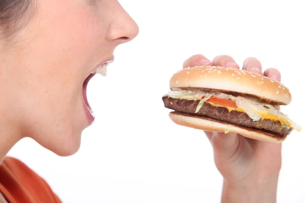 Γυναίκα τρώει cheeseburger — Φωτογραφία Αρχείου