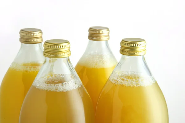 Бутылки фруктового сока — стоковое фото