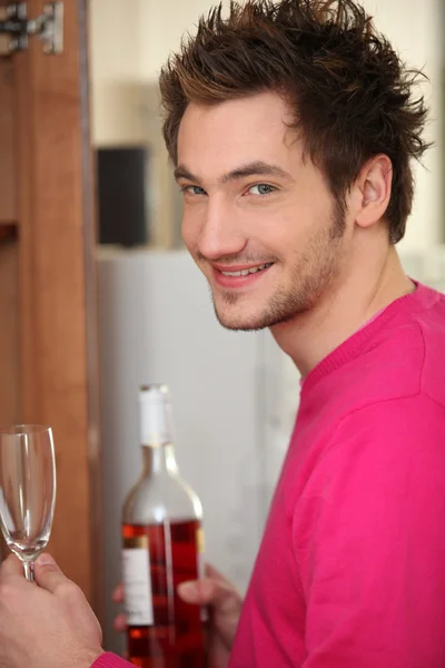 Člověk pije víno sám — Stock fotografie