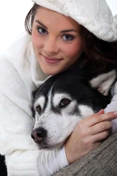 개와 함께 있는 여자 — 스톡 사진