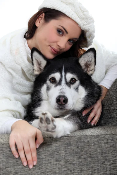Ritratto di giovane donna con husky — Foto Stock