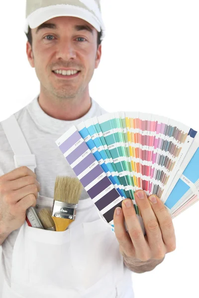 Sorrindo pintor mostrando amostras — Fotografia de Stock