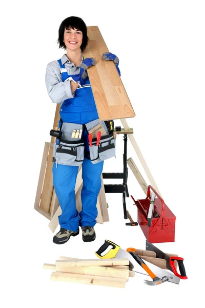 Tradeswoman posando com suas ferramentas e materiais de construção — Fotografia de Stock