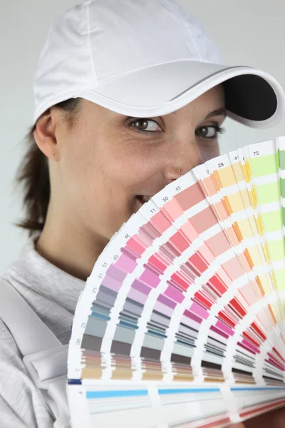 Femme décorateur choisir la couleur de swatch — Photo