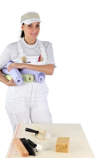 Feminino diy entusiasta segurando rolos de papel de parede — Fotografia de Stock