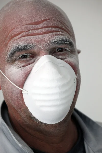 Arbetare med en skyddande mask — Stockfoto