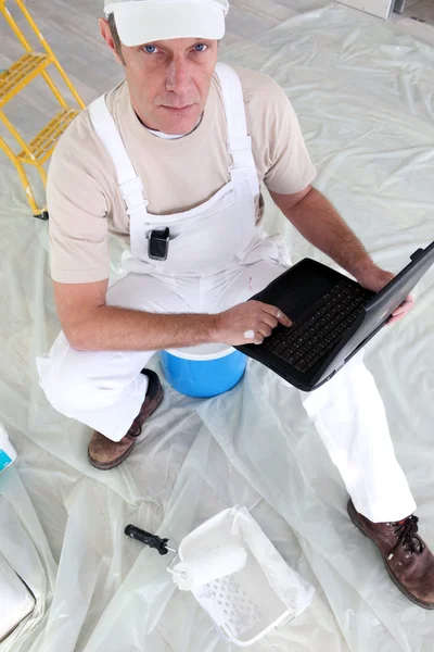 Malíř pomocí jeho laptop — Stock fotografie