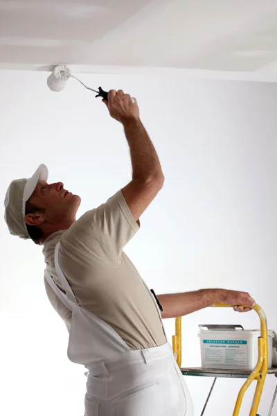Muž malovat strop bílý — Stock fotografie