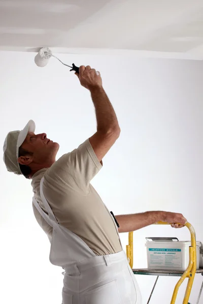 Hombre pintando un techo blanco —  Fotos de Stock