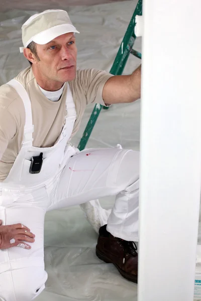 Pintor-decorador trabajando en el trabajo — Foto de Stock
