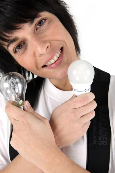 Portrét ženy držící dvě žárovky — Stock fotografie