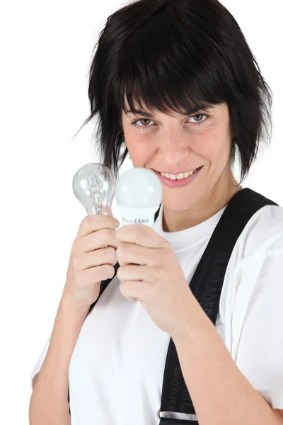 Žena s žárovky v rukou — Stock fotografie