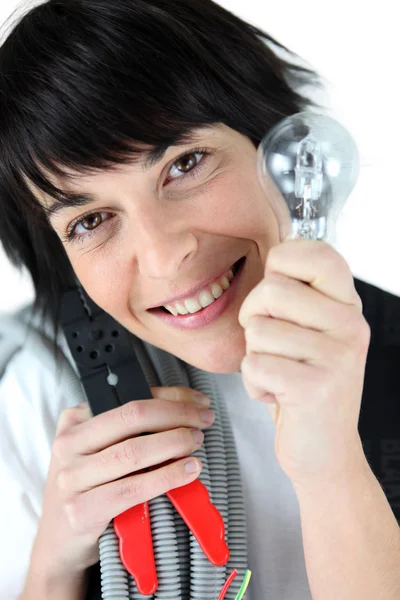 Elektrikář drží náhradní žárovka — Stock fotografie
