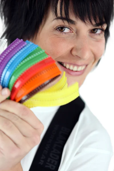 Kobieta trzyma próbki kolorów — Zdjęcie stockowe