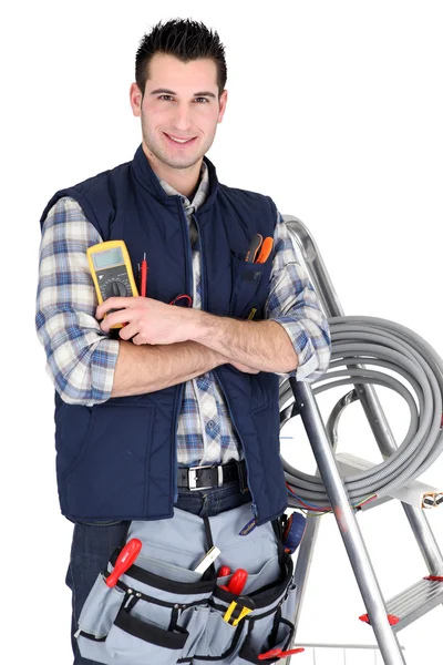 En byggnadsarbetare som poserar med sina verktyg — Stockfoto