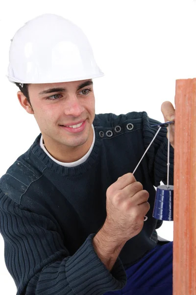 Worker checking wall is straight — Stock Photo, Image