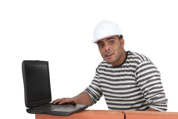 Constructor con un ordenador portátil — Foto de Stock