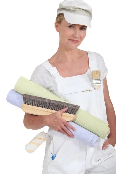 Dámská dekoratérka drží role tapety — Stock fotografie