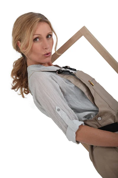 Kobieta nosi brązowy kombinezon stałego przez lustro — Zdjęcie stockowe