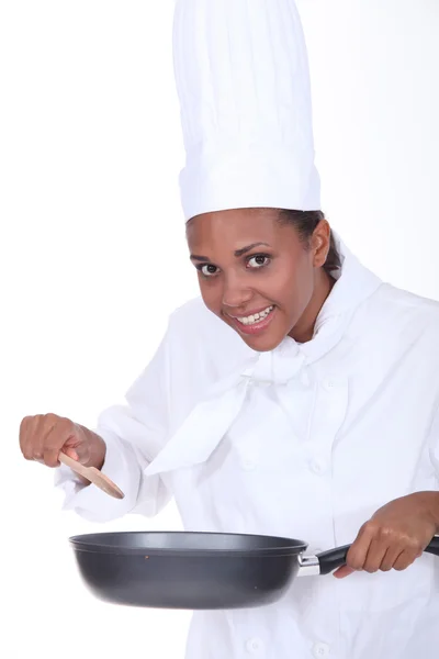 Chef feminino mexendo molho — Fotografia de Stock