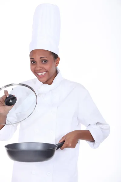 Чёрная женщина готовит — стоковое фото