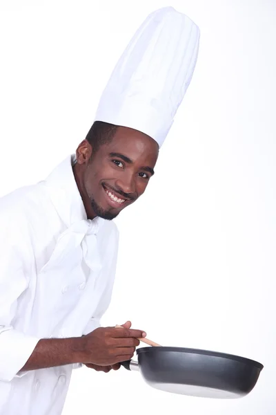 Een chef-kok houden een koekenpan — Stockfoto