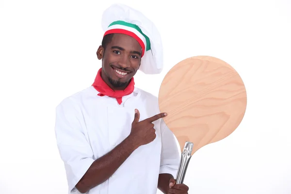 Pizzabäcker zeigt seine Pizzaschalen — Stockfoto