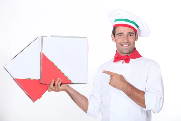 Chef apontando para caixas de pizza — Fotografia de Stock