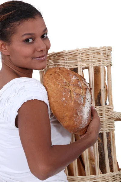 Jovem mulher negra segurando pão em seus braços — Fotografia de Stock