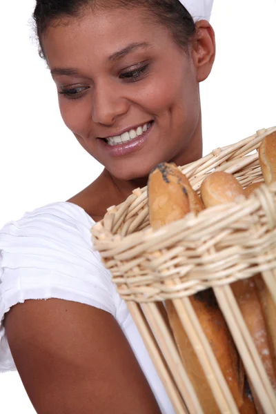 Woman holding basket of bread — Stock Photo, Image